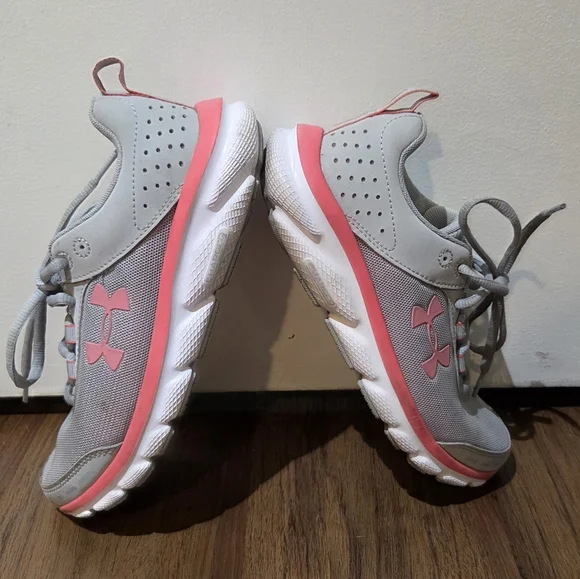 Women's Bright Pink And Gray Under Armour Shoes, Size 6.5 - Picture 10 of 15